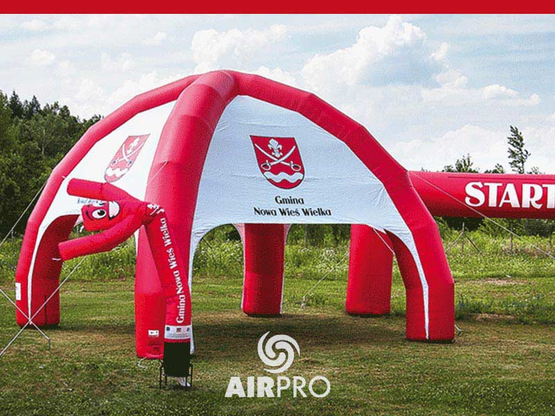 AIRPRO EVENTZELT mit vier Standbeinen. Ideal für Ihr Outdoorevent. Ein Stromanschluss ist vor Ort erforderlich. Im Hintergrund: AIRPRO | Eventtor.